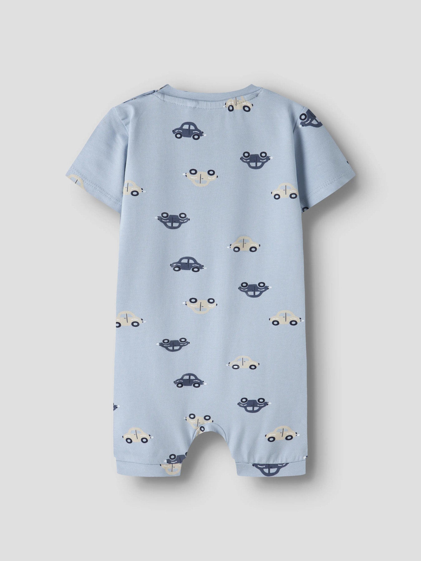 Blå sunsuit till baby pojke. Solig overall soldräkt till nyfödd bebis pojke. Mönstrad bodysuit med bilar, onesies från Name it, ekologiska bebis kläder.
NBMVROELS SUNSUIT BOX
13229234