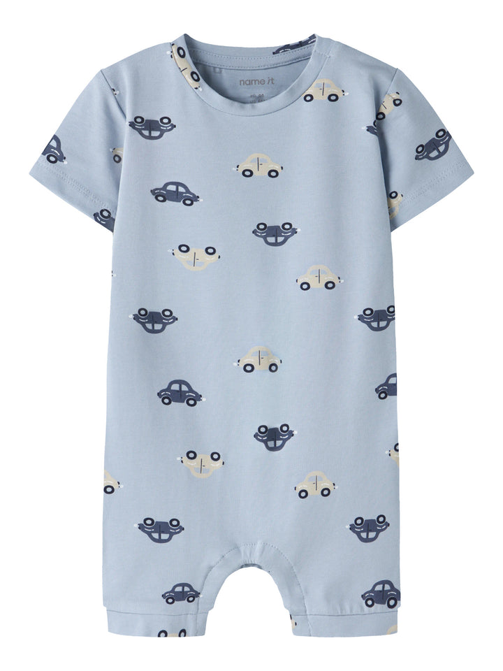 Blå sunsuit till baby pojke. Solig overall soldräkt till nyfödd bebis pojke. Mönstrad bodysuit med bilar, onesies från Name it, ekologiska bebis kläder.
NBMVROELS SUNSUIT BOX
13229234
