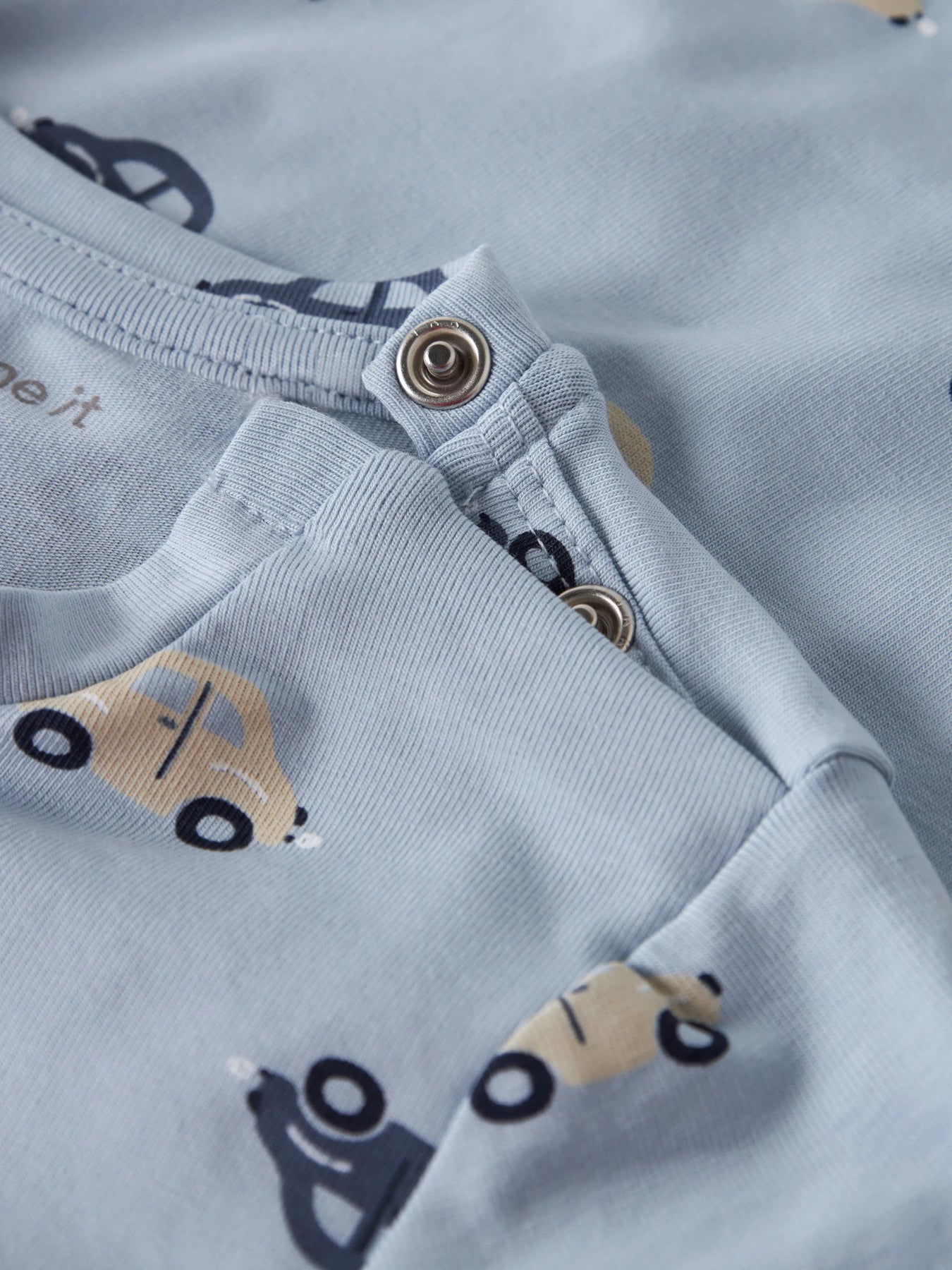 Blå sunsuit till baby pojke. Solig overall soldräkt till nyfödd bebis pojke. Mönstrad bodysuit med bilar, onesies från Name it, ekologiska bebis kläder.
NBMVROELS SUNSUIT BOX
13229234