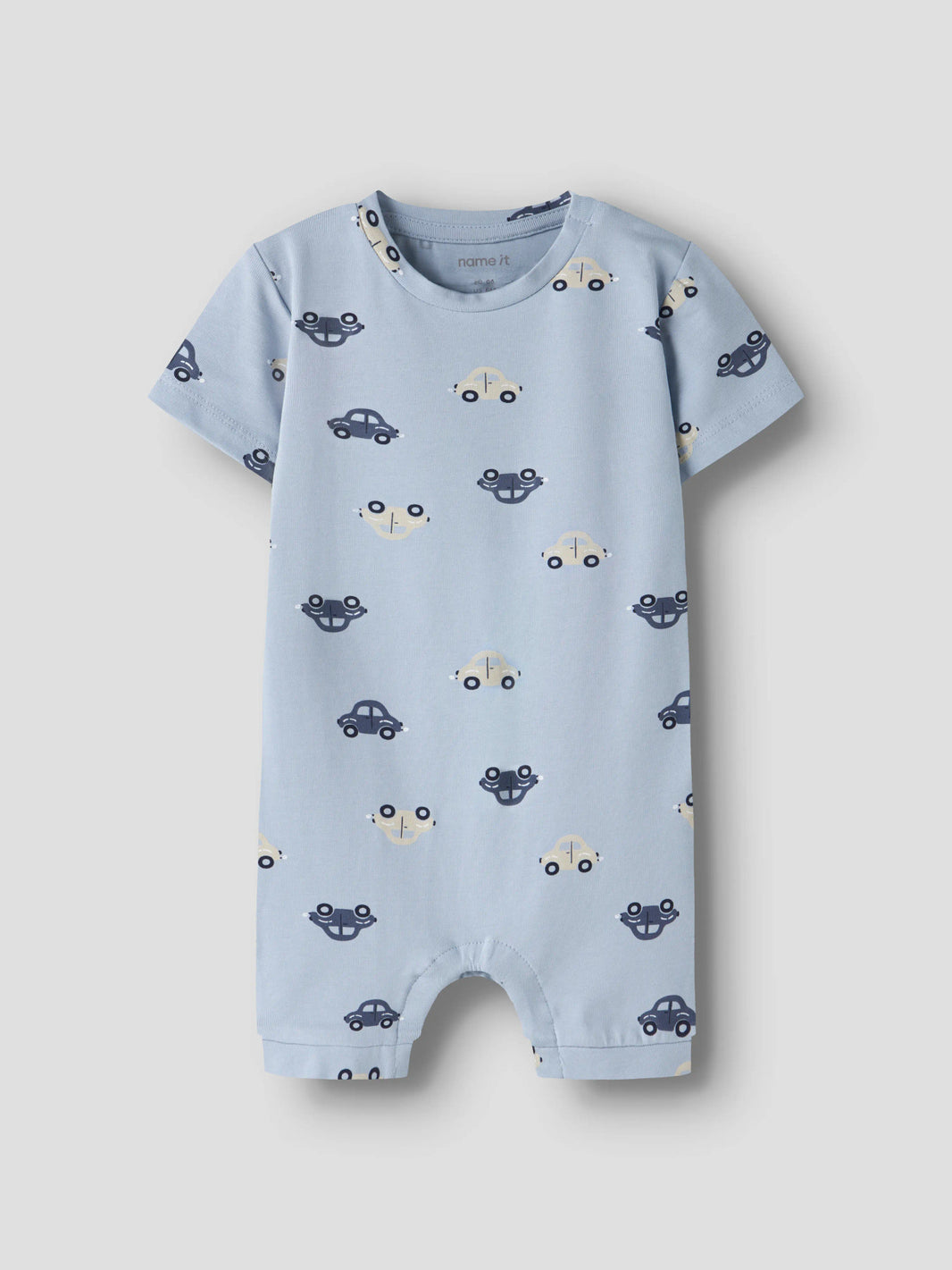 Blå sunsuit till baby pojke. Solig overall soldräkt till nyfödd bebis pojke. Mönstrad bodysuit med bilar, onesies från Name it, ekologiska bebis kläder.
NBMVROELS SUNSUIT BOX
13229234