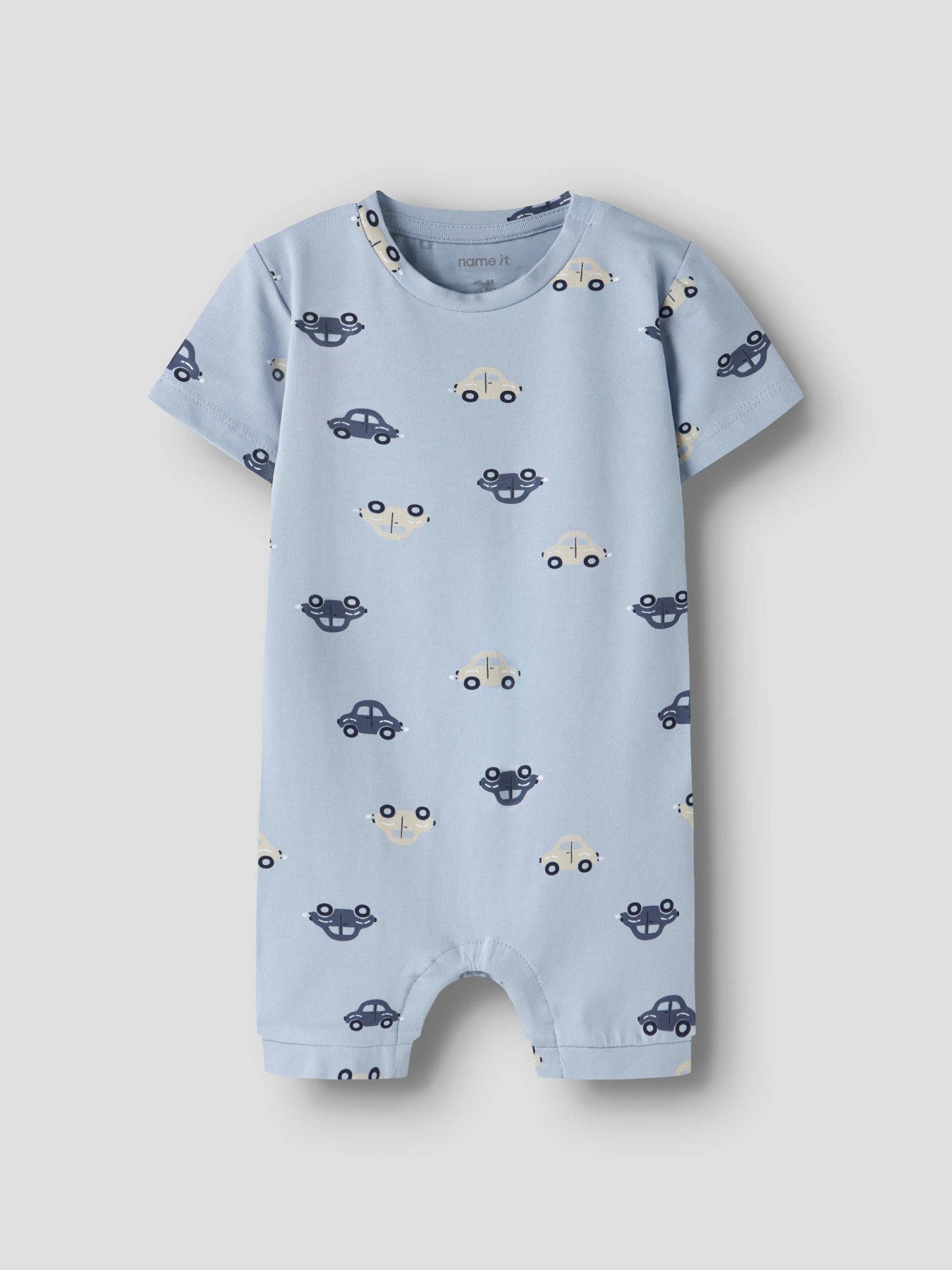 Blå sunsuit till baby pojke. Solig overall soldräkt till nyfödd bebis pojke. Mönstrad bodysuit med bilar, onesies från Name it, ekologiska bebis kläder.
NBMVROELS SUNSUIT BOX
13229234