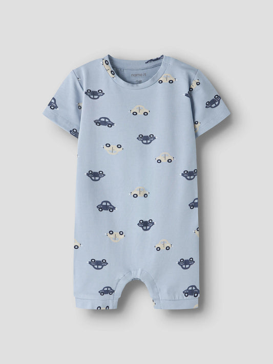 Blå sunsuit till baby pojke. Solig overall soldräkt till nyfödd bebis pojke. Mönstrad bodysuit med bilar, onesies från Name it, ekologiska bebis kläder.
NBMVROELS SUNSUIT BOX
13229234