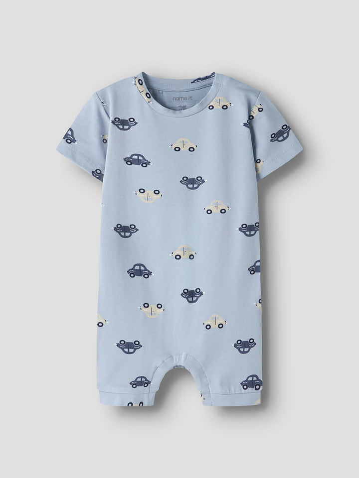 Blå sunsuit till baby pojke. Solig overall soldräkt till nyfödd bebis pojke. Mönstrad bodysuit med bilar, onesies från Name it, ekologiska bebis kläder.
NBMVROELS SUNSUIT BOX
13229234