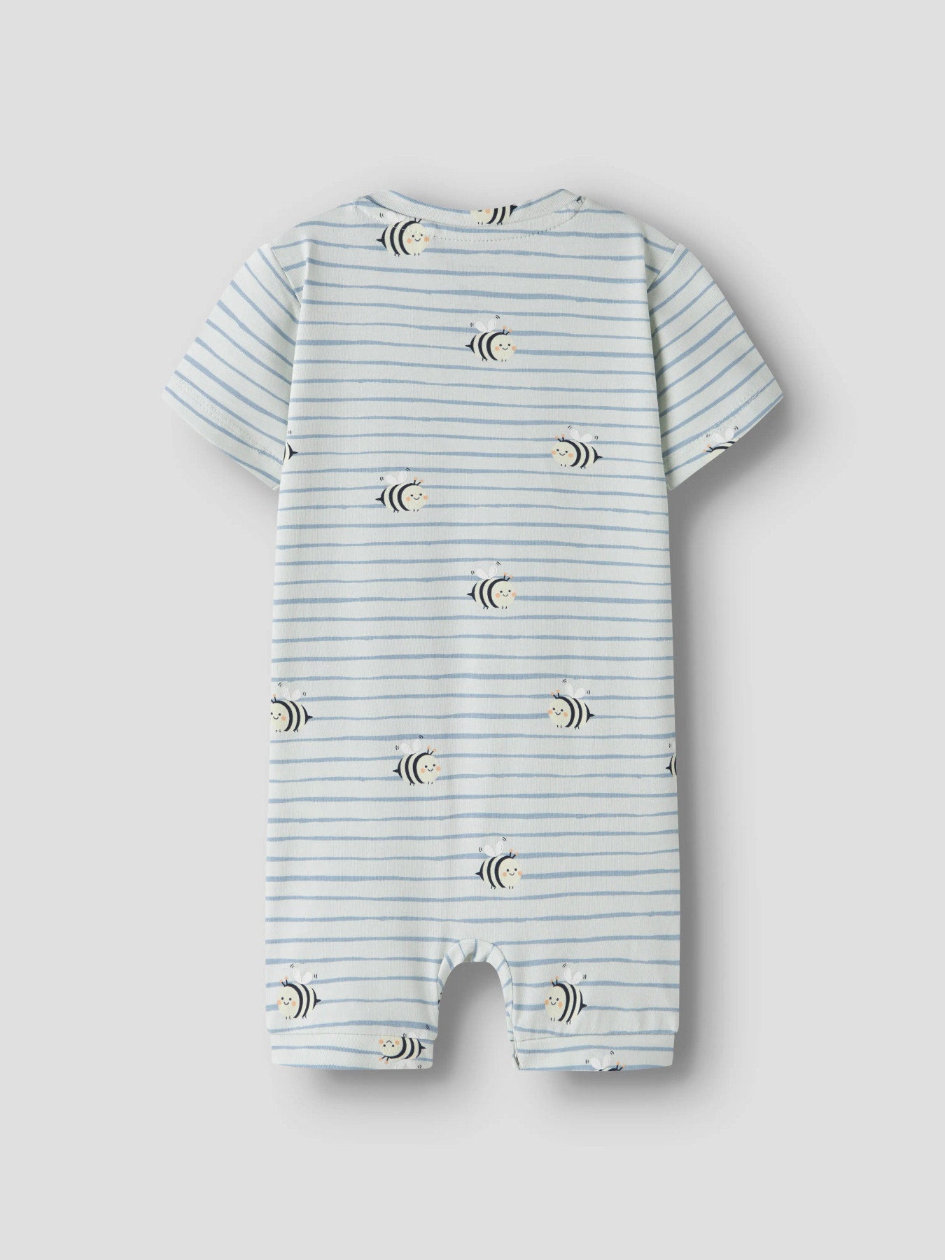 Blå randig sunsuit till baby pojke. Solig overall soldräkt till nyfödd bebis pojke. Mönstrad bodysuit med bin, onesies från Name it, ekologiska bebis kläder.
NBMVROELS SUNSUIT BOX
13229234