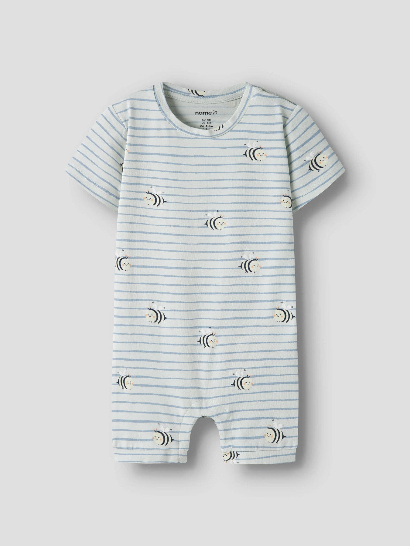 Blå randig sunsuit till baby pojke. Solig overall soldräkt till nyfödd bebis pojke. Mönstrad bodysuit med bin, onesies från Name it, ekologiska bebis kläder.
NBMVROELS SUNSUIT BOX
13229234