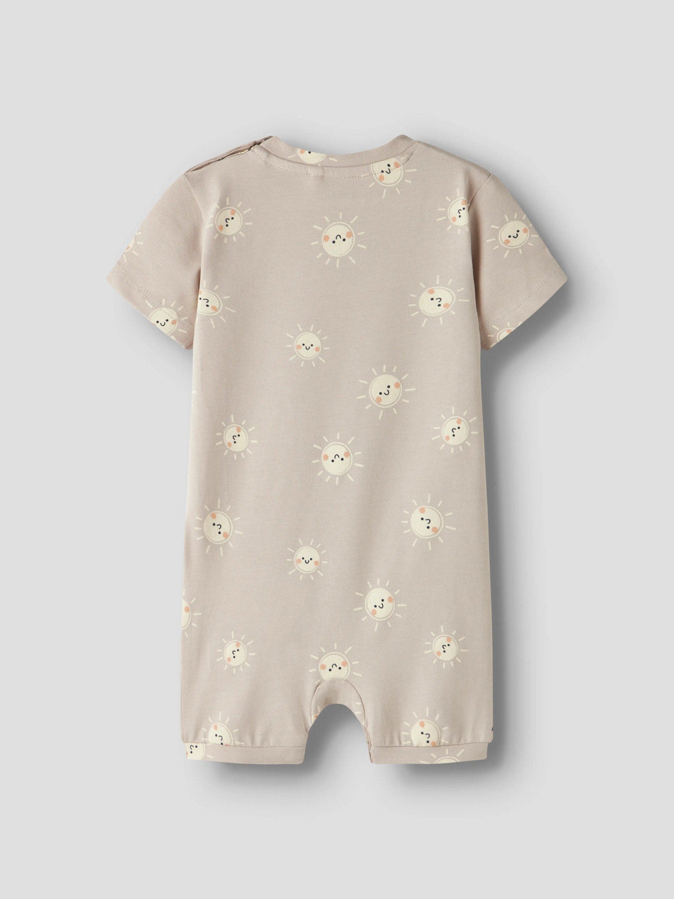 Beige sunsuit till baby pojke. Solig overall soldräkt till nyfödd bebis pojke. Mönstrad bodysuit med solar, onesies från Name it, ekologiska bebis kläder.
NBMVROELS SUNSUIT BOX
13229234