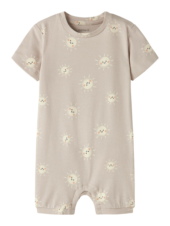 Beige sunsuit till baby pojke. Solig overall soldräkt till nyfödd bebis pojke. Mönstrad bodysuit med solar, onesies från Name it, ekologiska bebis kläder.
NBMVROELS SUNSUIT BOX
13229234