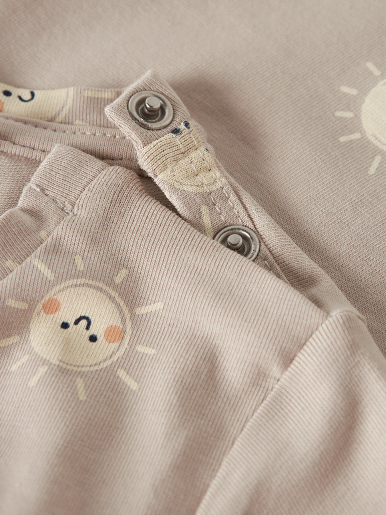 Beige sunsuit till baby pojke. Solig overall soldräkt till nyfödd bebis pojke. Mönstrad bodysuit med solar, onesies från Name it, ekologiska bebis kläder.
NBMVROELS SUNSUIT BOX
13229234