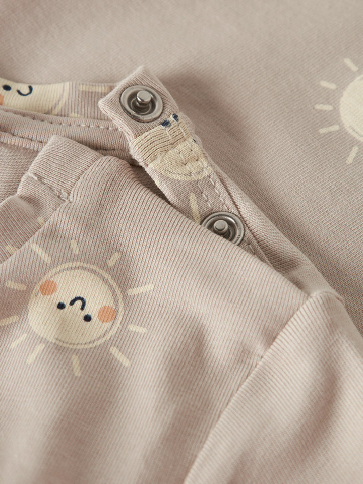 Beige sunsuit till baby pojke. Solig overall soldräkt till nyfödd bebis pojke. Mönstrad bodysuit med solar, onesies från Name it, ekologiska bebis kläder.
NBMVROELS SUNSUIT BOX
13229234