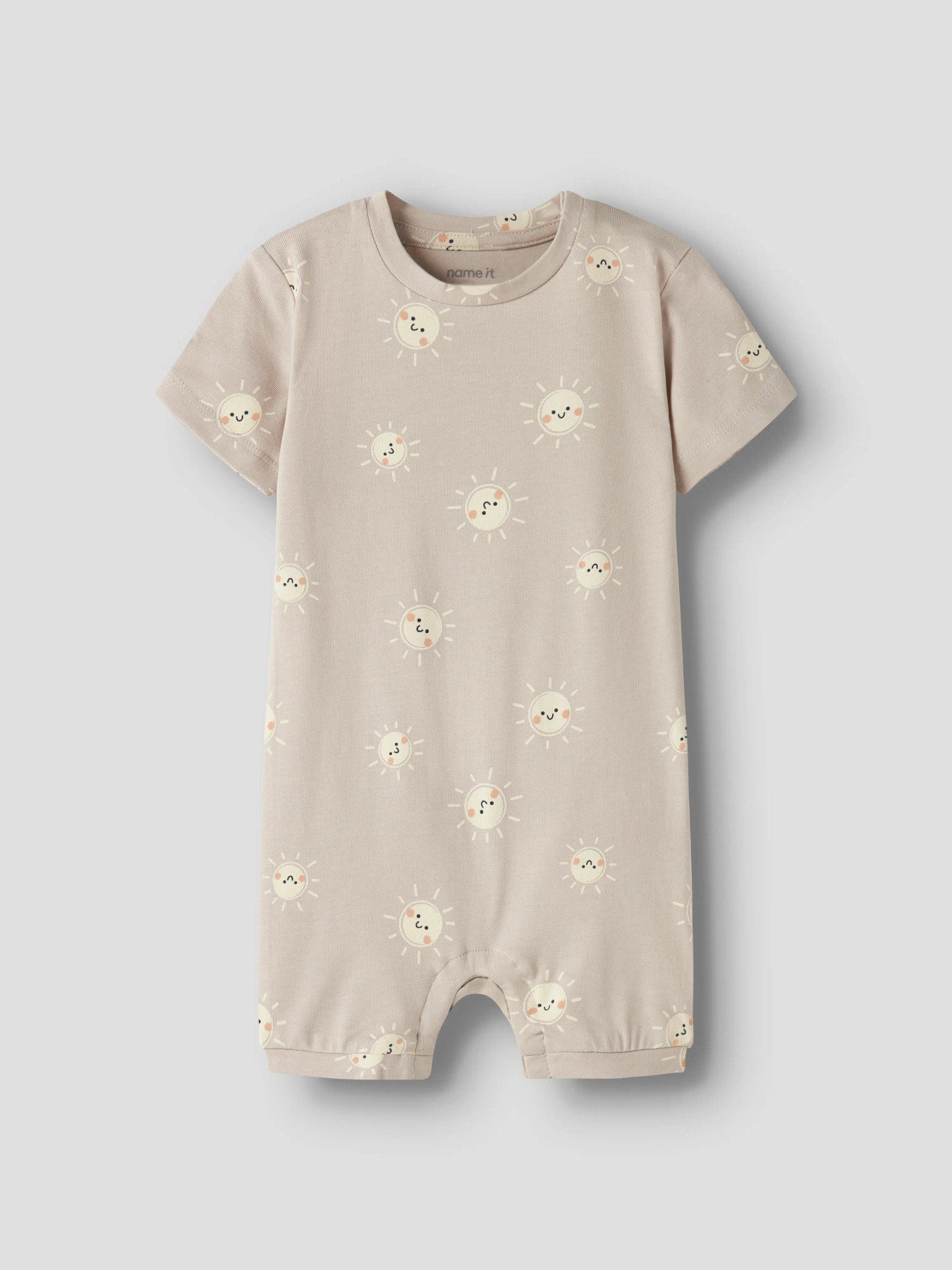 Beige sunsuit till baby pojke. Solig overall soldräkt till nyfödd bebis pojke. Mönstrad bodysuit med solar, onesies från Name it, ekologiska bebis kläder.
NBMVROELS SUNSUIT BOX
13229234