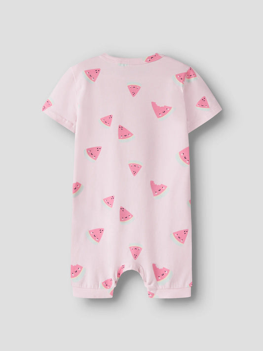 Ljus rosa sunsuit till baby flicka. Soloverall soldräkt till nyfödd bebis flicka. Mönstrad bodysuit med meloner, onesies från Name it, ekologiska bebis kläder.
NBFVANDORA SUNSUIT BOX
13229241