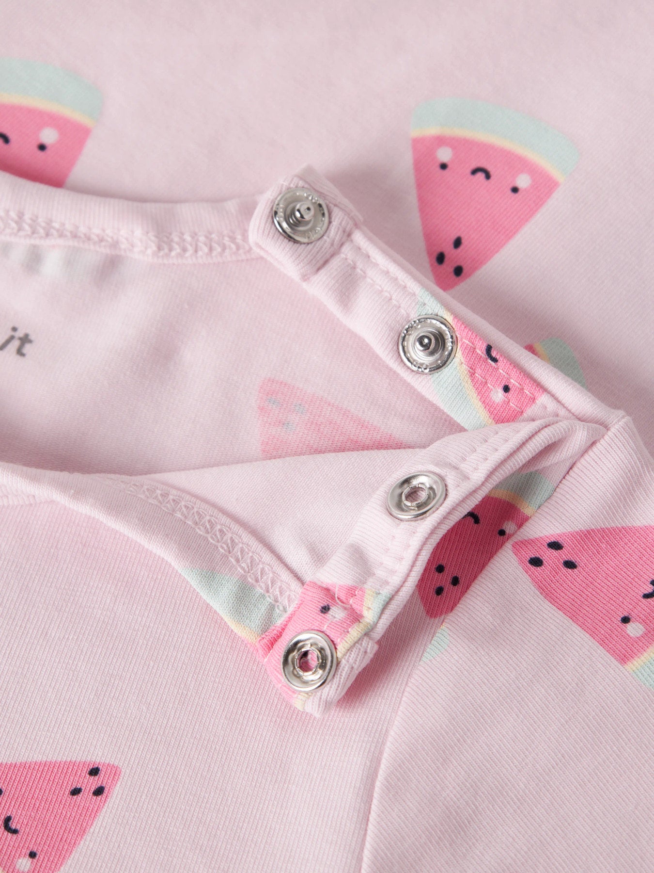 Ljus rosa sunsuit till baby flicka. Soloverall soldräkt till nyfödd bebis flicka. Mönstrad bodysuit med meloner, onesies från Name it, ekologiska bebis kläder.
NBFVANDORA SUNSUIT BOX
13229241