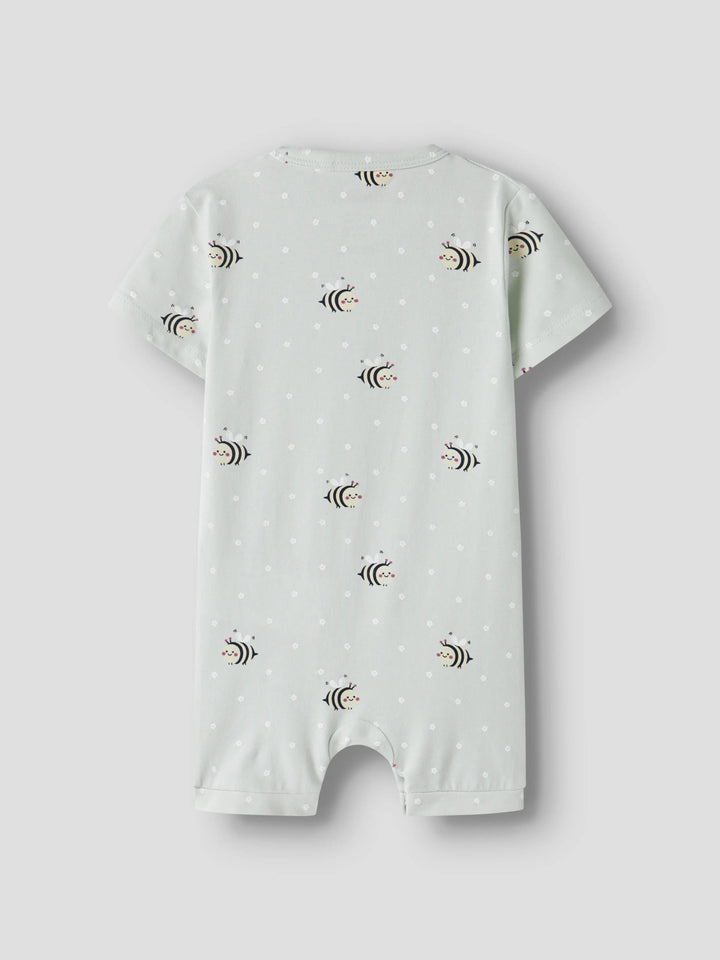 Grön prickig sunsuit till baby flicka. Soloverall soldräkt till nyfödd bebis flicka. Mönstrad bodysuit med bin, onesies från Name it, ekologiska bebis kläder.
NBFVANDORA SUNSUIT BOX
13229241