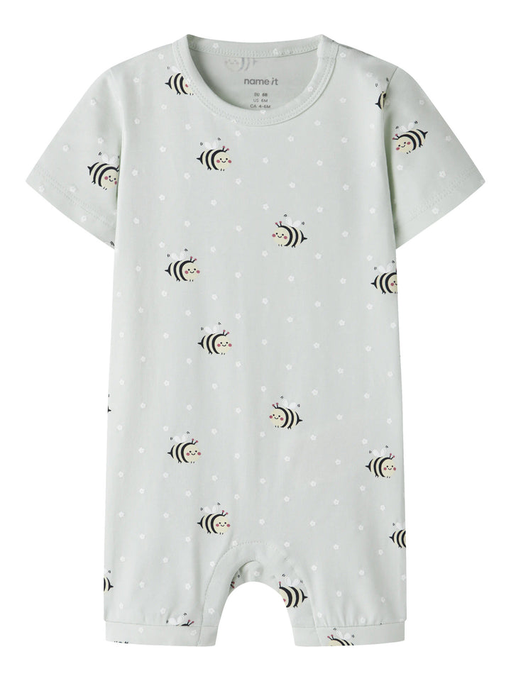Grön prickig sunsuit till baby flicka. Soloverall soldräkt till nyfödd bebis flicka. Mönstrad bodysuit med bin, onesies från Name it, ekologiska bebis kläder.
NBFVANDORA SUNSUIT BOX
13229241