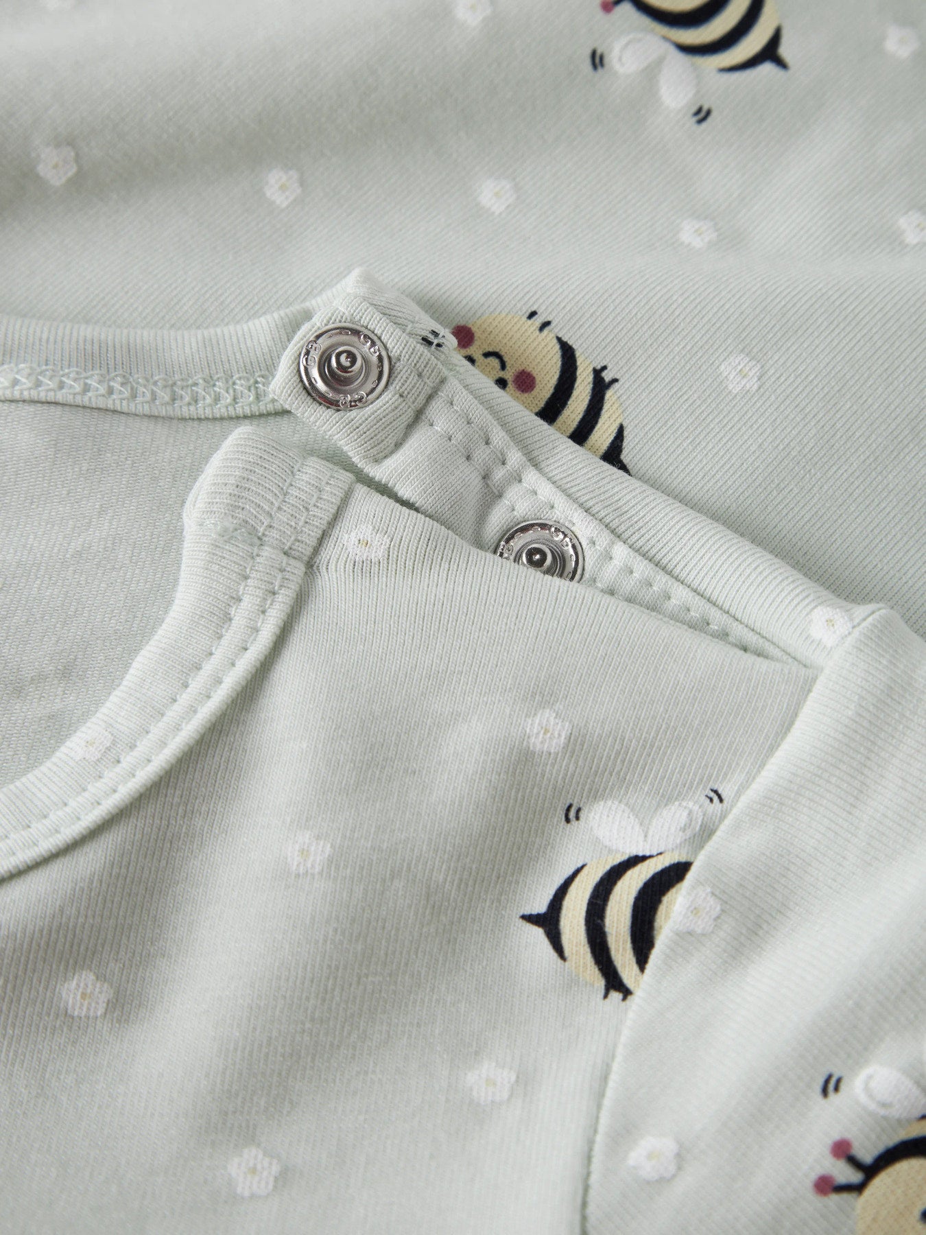 Grön prickig sunsuit till baby flicka. Soloverall soldräkt till nyfödd bebis flicka. Mönstrad bodysuit med bin, onesies från Name it, ekologiska bebis kläder.
NBFVANDORA SUNSUIT BOX
13229241