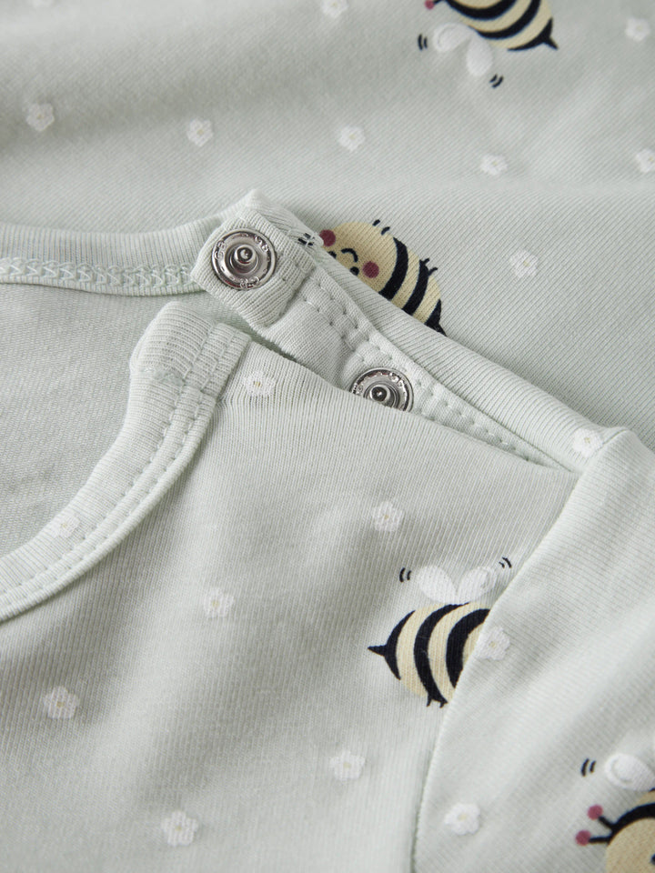 Grön prickig sunsuit till baby flicka. Soloverall soldräkt till nyfödd bebis flicka. Mönstrad bodysuit med bin, onesies från Name it, ekologiska bebis kläder.
NBFVANDORA SUNSUIT BOX
13229241