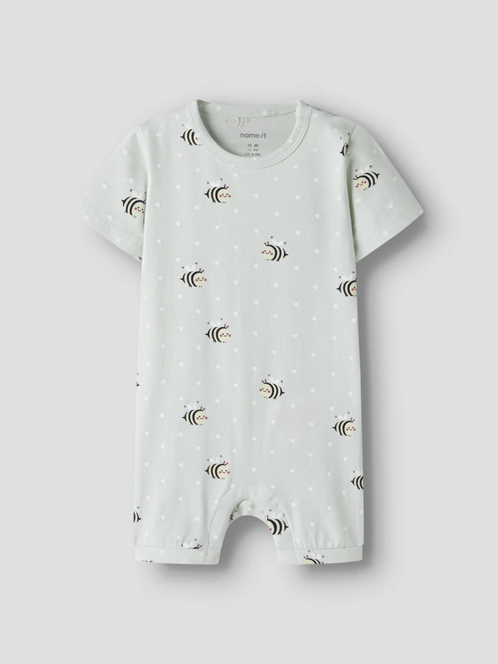 Grön prickig sunsuit till baby flicka. Soloverall soldräkt till nyfödd bebis flicka. Mönstrad bodysuit med bin, onesies från Name it, ekologiska bebis kläder.
NBFVANDORA SUNSUIT BOX
13229241