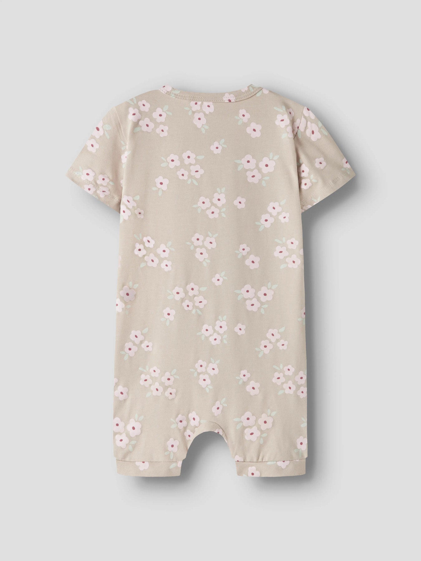 Beige blommig sunsuit till baby flicka. Soloverall soldräkt till nyfödd bebis flicka. Mönstrad bodysuit med blommor, onesies från Name it, ekologiska bebis kläder.
NBFVANDORA SUNSUIT BOX
13229241