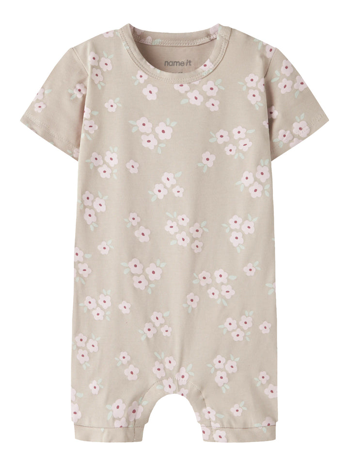 Beige blommig sunsuit till baby flicka. Soloverall soldräkt till nyfödd bebis flicka. Mönstrad bodysuit med blommor, onesies från Name it, ekologiska bebis kläder.
NBFVANDORA SUNSUIT BOX
13229241