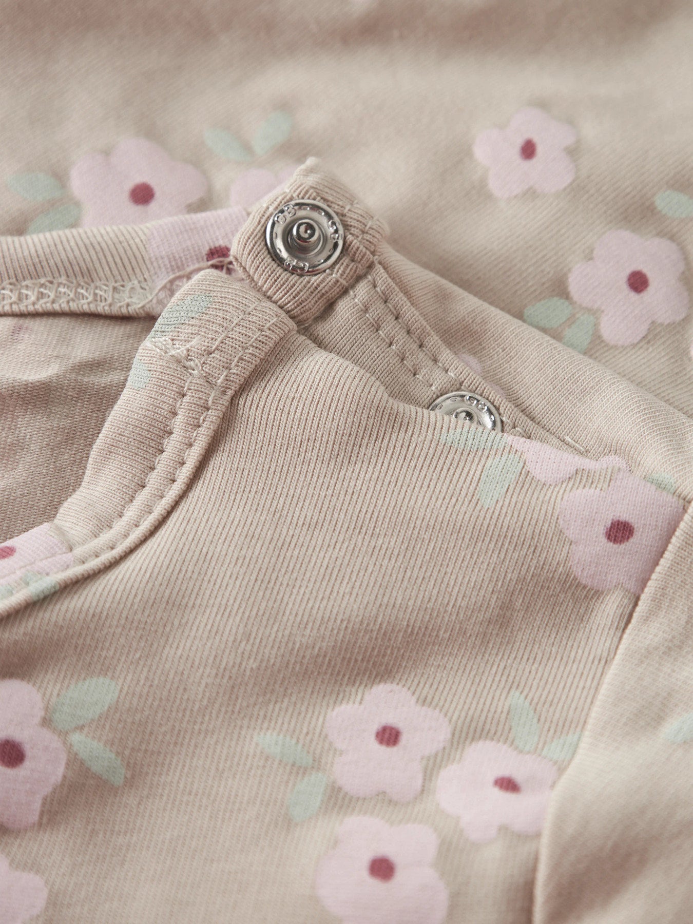 Beige blommig sunsuit till baby flicka. Soloverall soldräkt till nyfödd bebis flicka. Mönstrad bodysuit med blommor, onesies från Name it, ekologiska bebis kläder.
NBFVANDORA SUNSUIT BOX
13229241