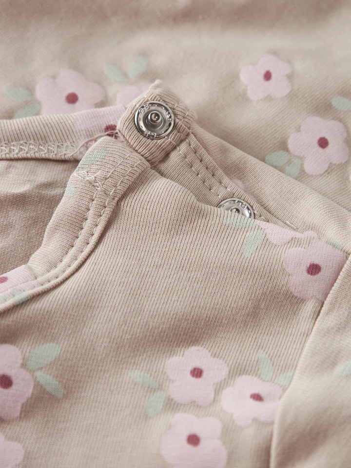 Beige blommig sunsuit till baby flicka. Soloverall soldräkt till nyfödd bebis flicka. Mönstrad bodysuit med blommor, onesies från Name it, ekologiska bebis kläder.
NBFVANDORA SUNSUIT BOX
13229241
