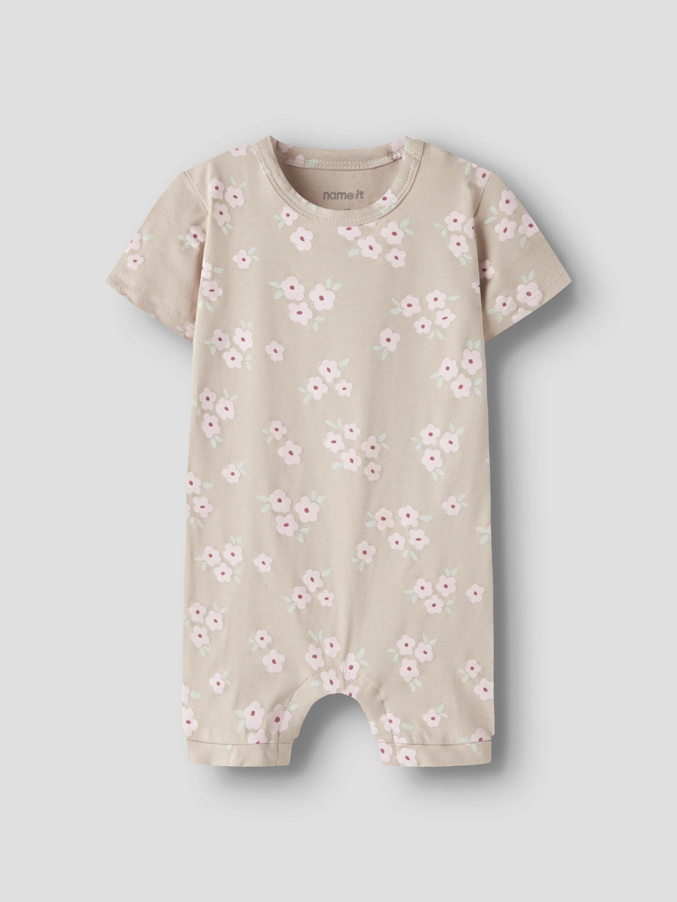 Beige blommig sunsuit till baby flicka. Soloverall soldräkt till nyfödd bebis flicka. Mönstrad bodysuit med blommor, onesies från Name it, ekologiska bebis kläder.
NBFVANDORA SUNSUIT BOX
13229241