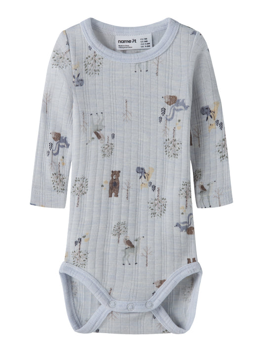 Name It Wang merinoull body Arctic Ice med skogsdjur för baby pojke