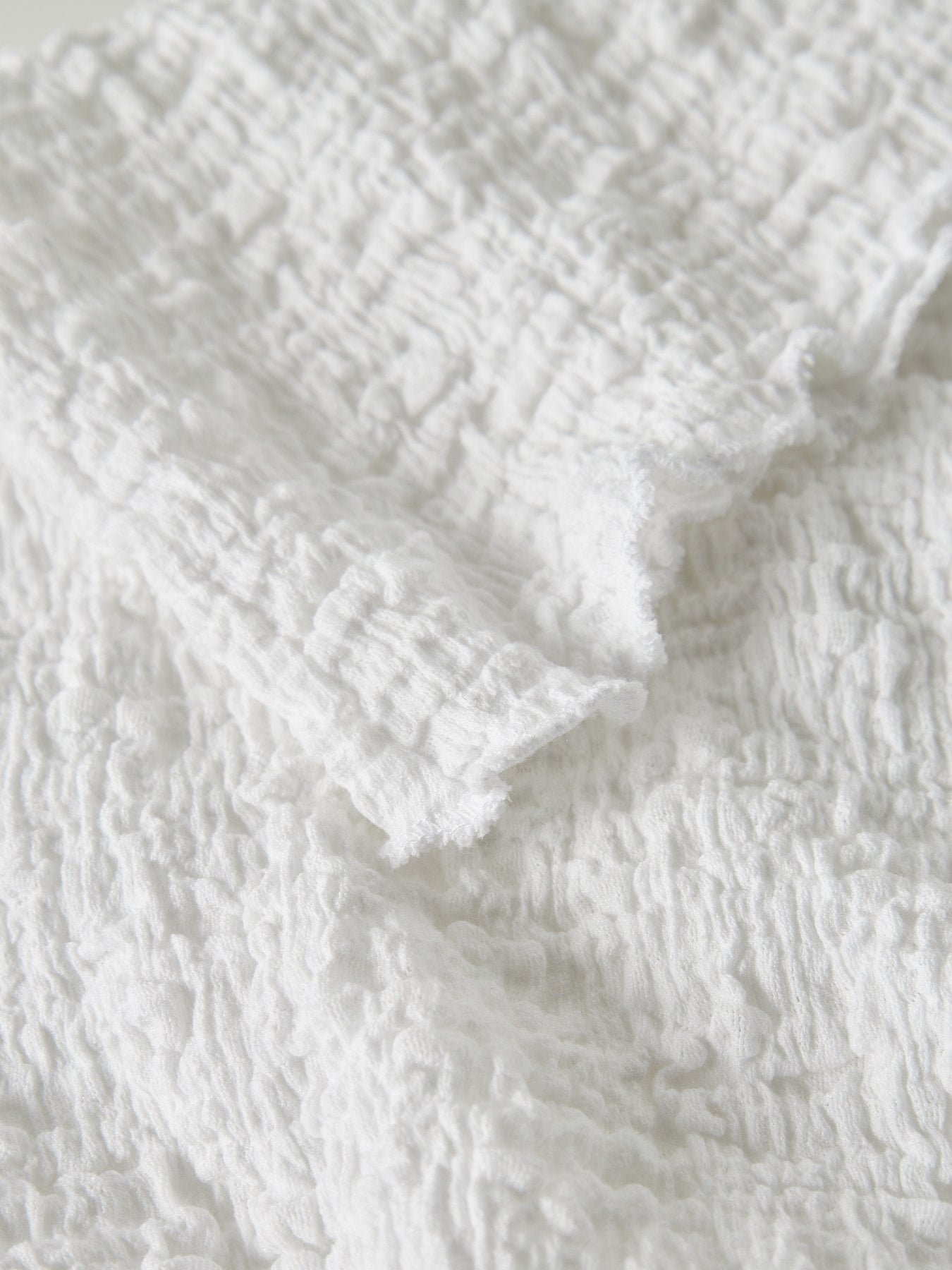 Vit kortärmad topp till flicka. Fin rynkig t-shirt till tjej från Name it.
NKFHALISSE SS TOP NOOS
13229981