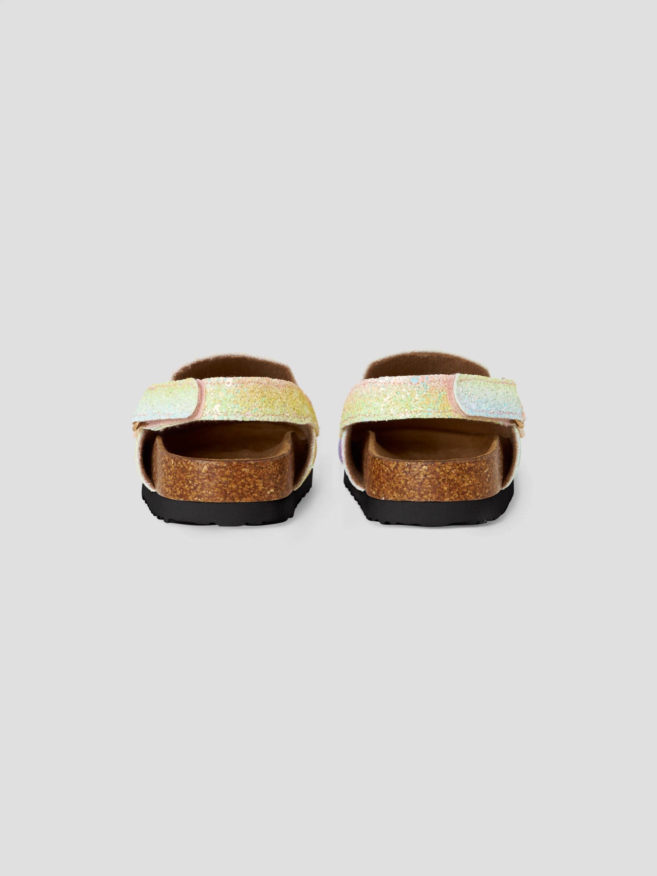 Mules tofflor till barn. Regnbågs mönstrade glitter sandaler, mules som är lätt att klä av och på. Skor mules till flicka från Name it.
NMNAVERY MULES
13231209