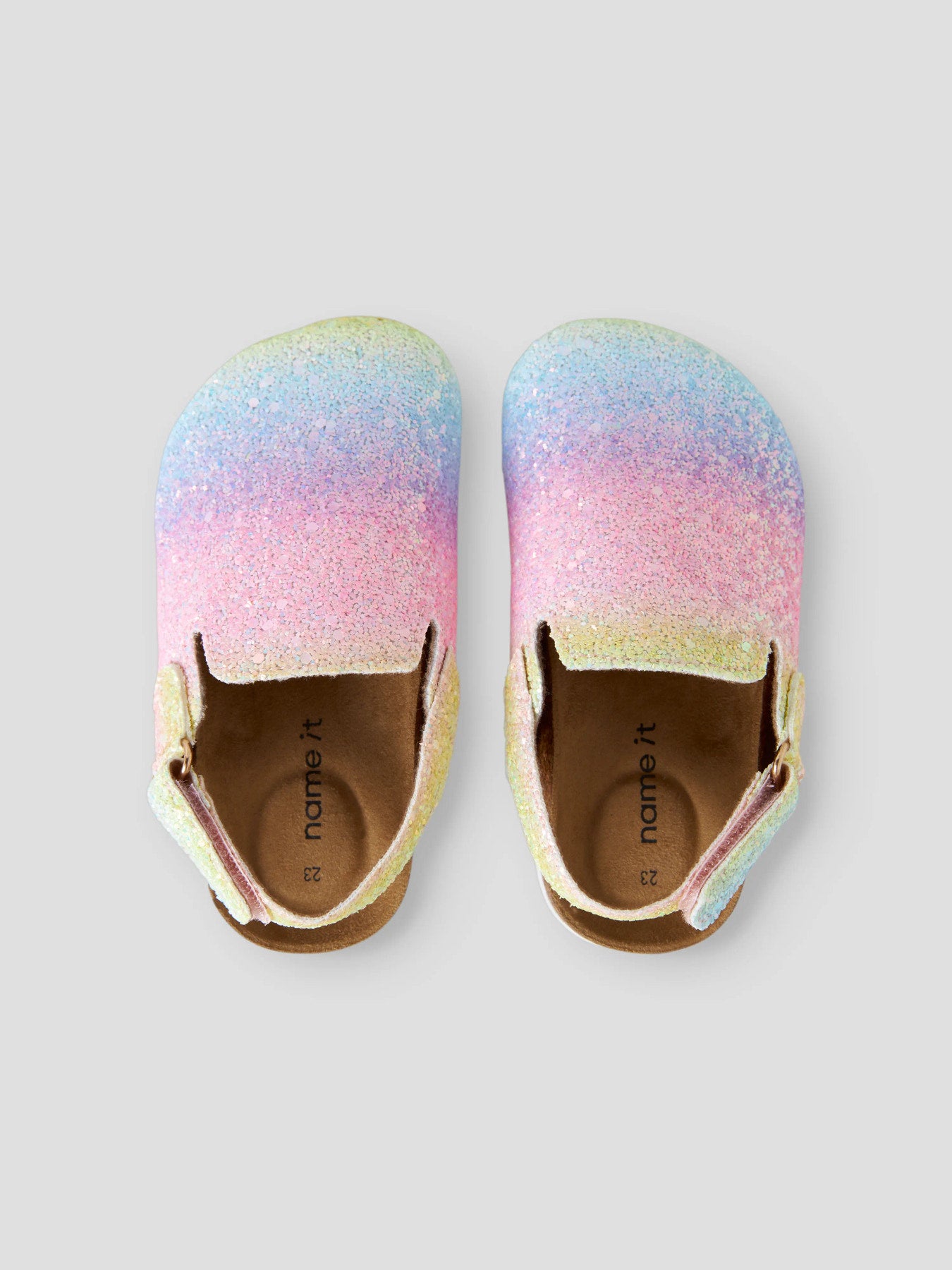 Mules tofflor till barn. Regnbågs mönstrade glitter sandaler, mules som är lätt att klä av och på. Skor mules till flicka från Name it.
NMNAVERY MULES
13231209