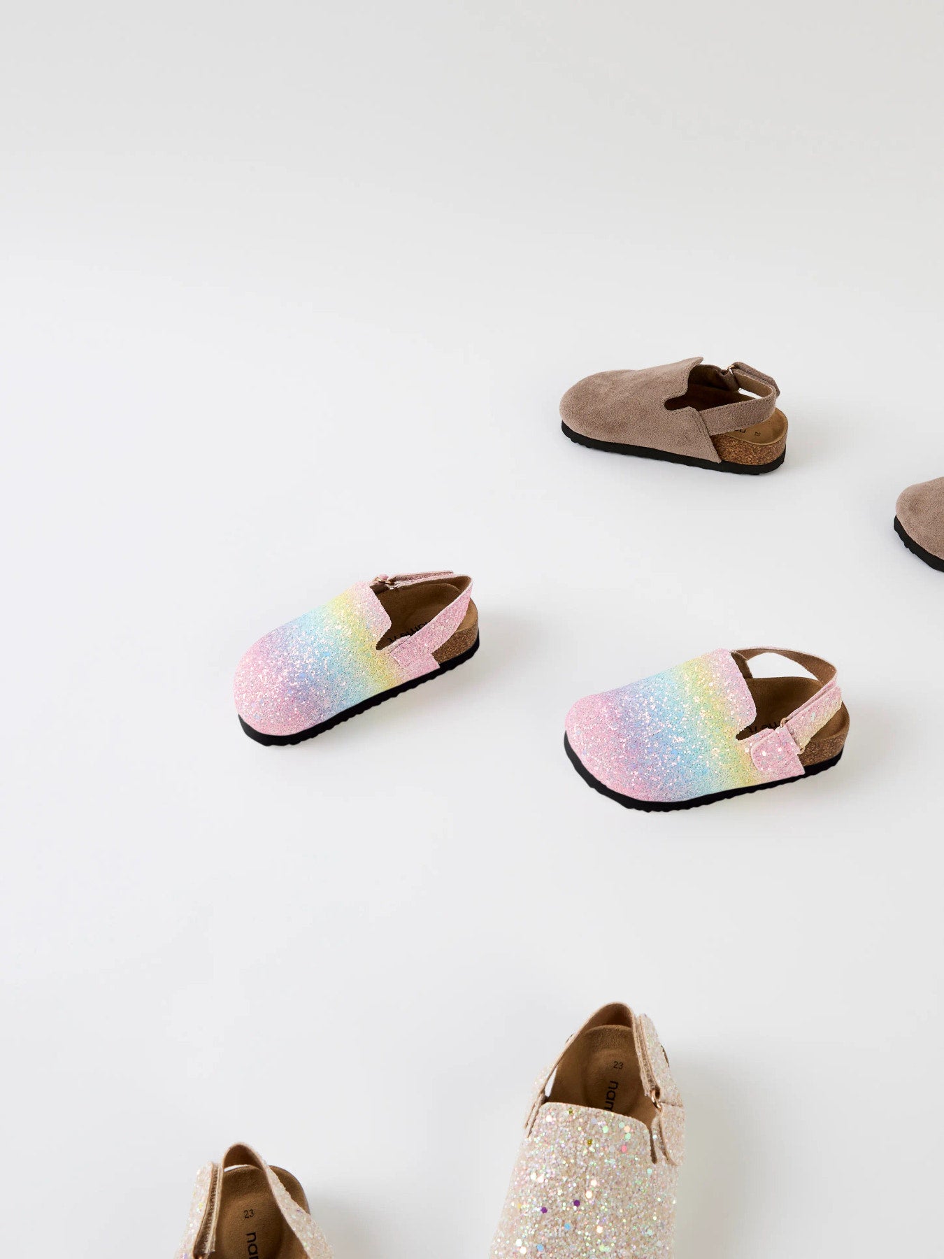 Mules tofflor till barn. Regnbågs mönstrade glitter sandaler, mules som är lätt att klä av och på. Skor mules till flicka från Name it.
NMNAVERY MULES
13231209