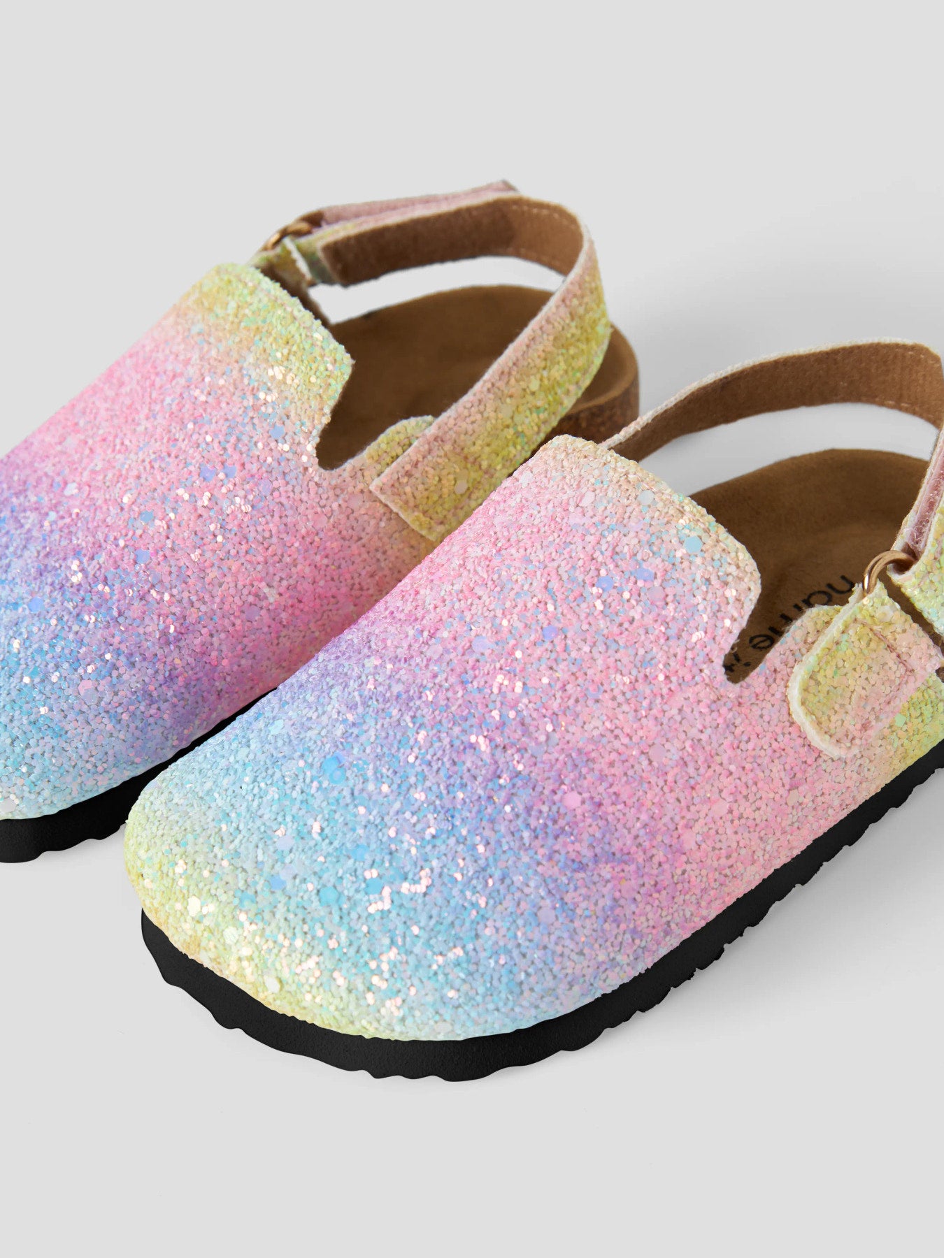 Mules tofflor till barn. Regnbågs mönstrade glitter sandaler, mules som är lätt att klä av och på. Skor mules till flicka från Name it.
NMNAVERY MULES
13231209