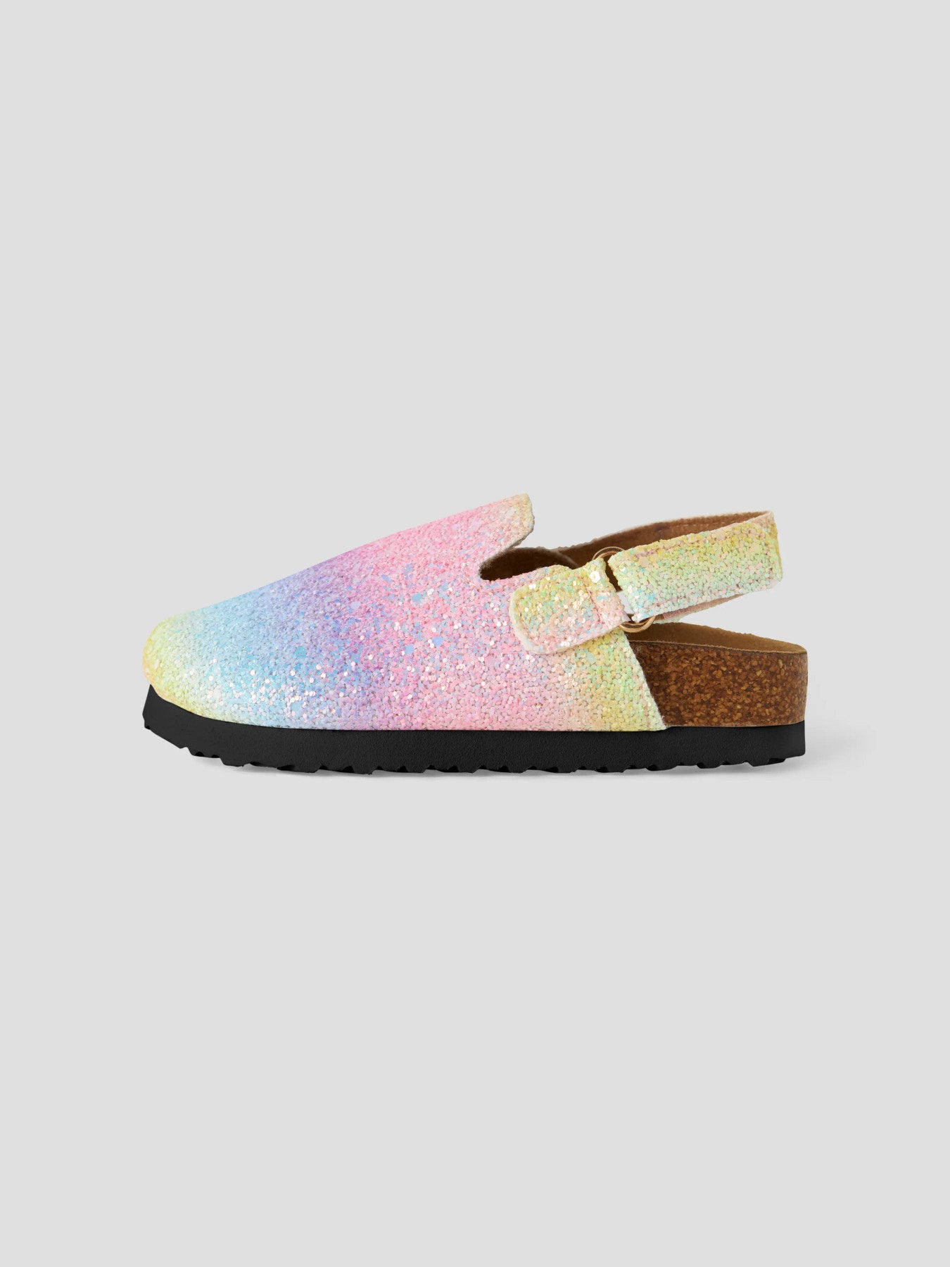 Mules tofflor till barn. Regnbågs mönstrade glitter sandaler, mules som är lätt att klä av och på. Skor mules till flicka från Name it.
NMNAVERY MULES
13231209
