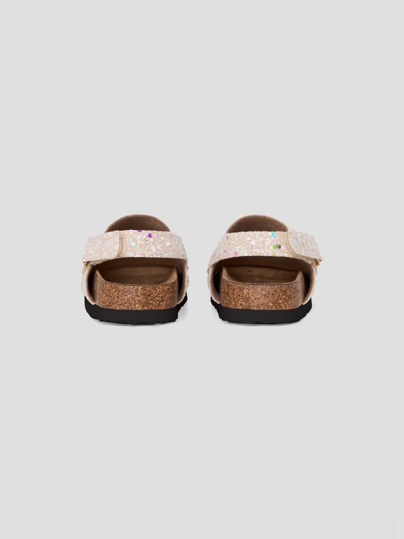 Mules tofflor till barn. Regnbågs mönstrade glitter sandaler, mules som är lätt att klä av och på. Skor mules till flicka från Name it.
NMNAVERY MULES
13231209