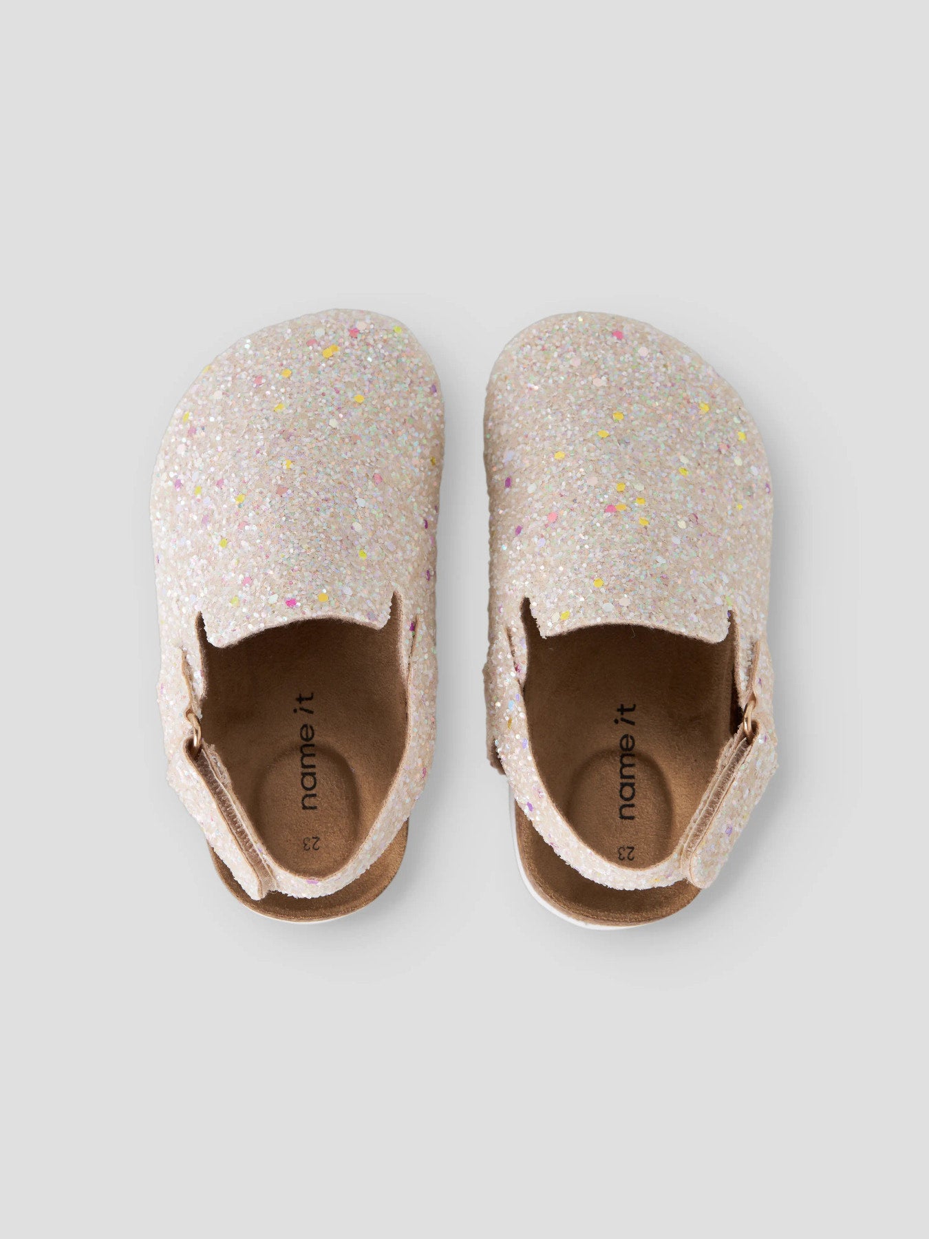 Mules tofflor till barn. Beige glitter sandaler, mules som är lätt att klä av och på. Skor mules till flicka från Name it.
NMNAVERY MULES
13231209