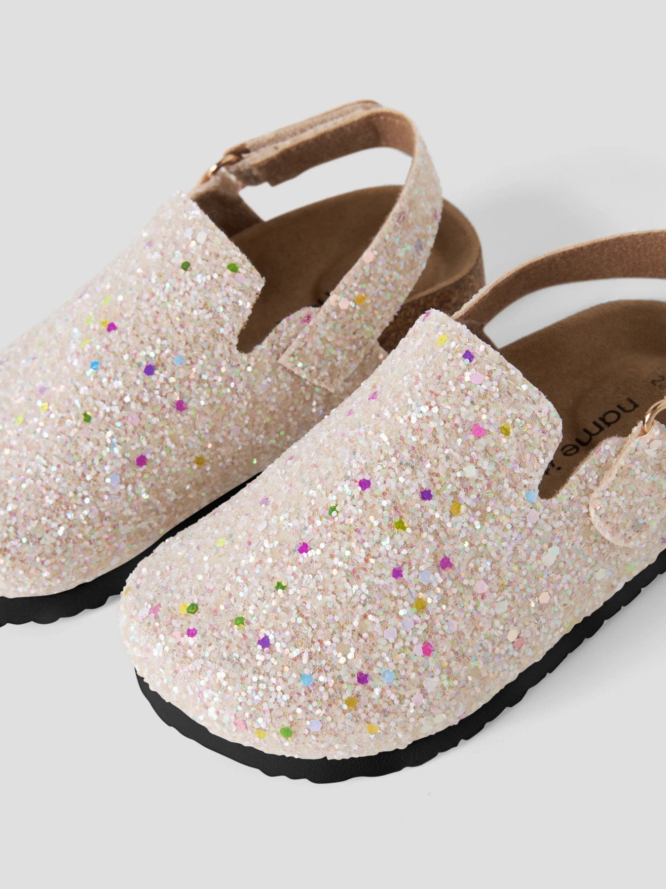 Mules tofflor till barn. Beige glitter sandaler, mules som är lätt att klä av och på. Skor mules till flicka från Name it.
NMNAVERY MULES
13231209