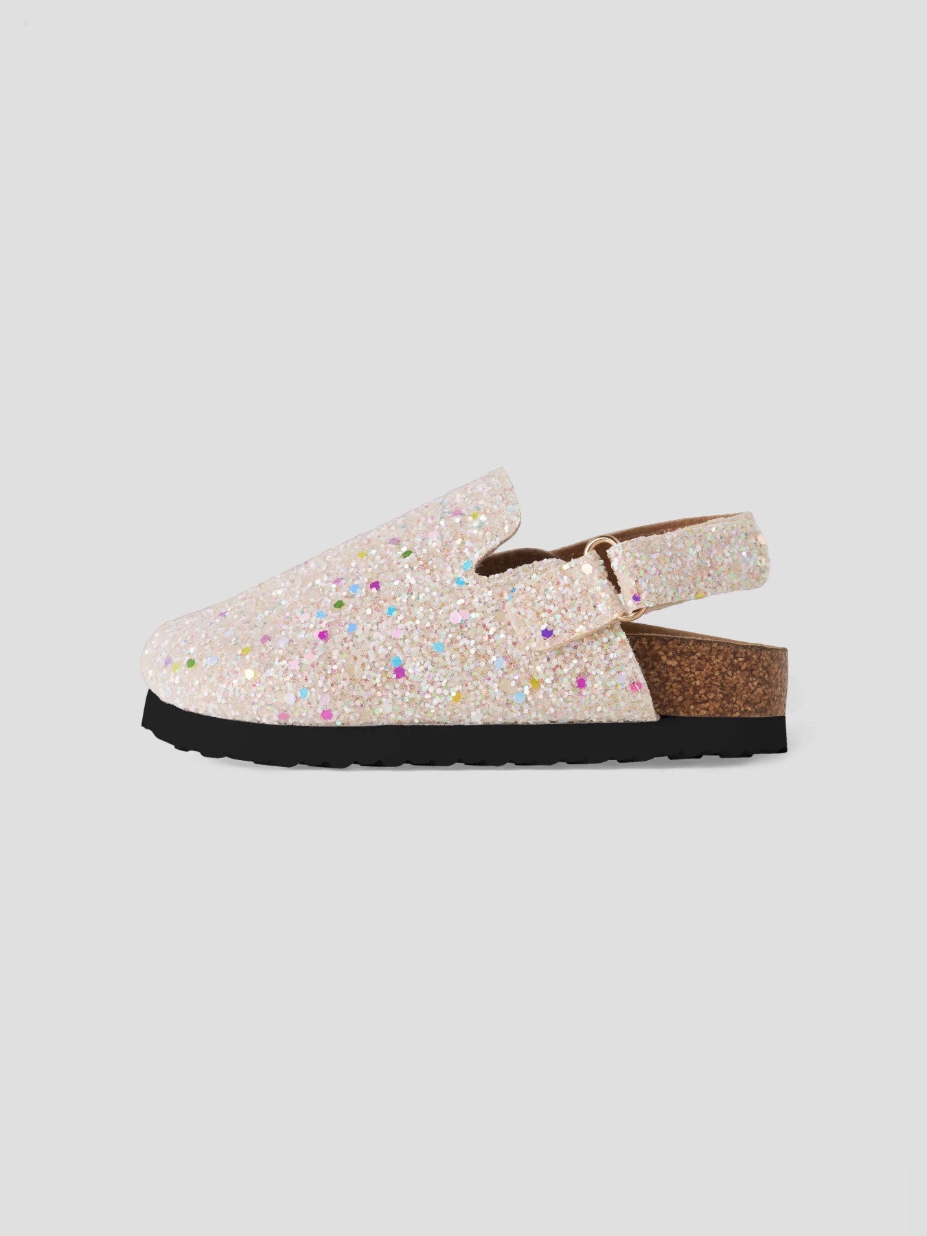 Mules tofflor till barn. Beige glitter sandaler, mules som är lätt att klä av och på. Skor mules till flicka från Name it.
NMNAVERY MULES
13231209