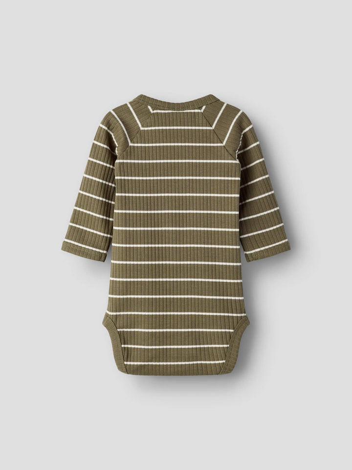 Brun och vit randig baby body till pojke. Ekologiska bebis kläder till nyfödd pojke, body suit från Lil 'Atelier.
NBMKAIL LS SLIM BODY LIL NOOS
13232014