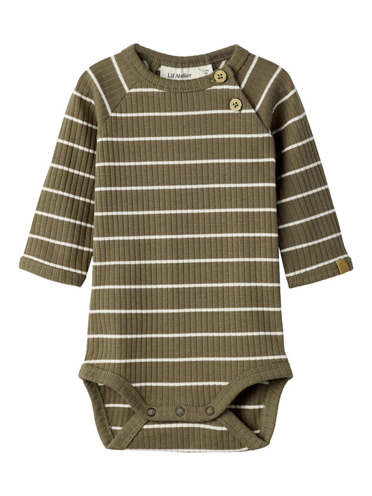 Brun och vit randig baby body till pojke. Ekologiska bebis kläder till nyfödd pojke, body suit från Lil 'Atelier.
NBMKAIL LS SLIM BODY LIL NOOS
13232014