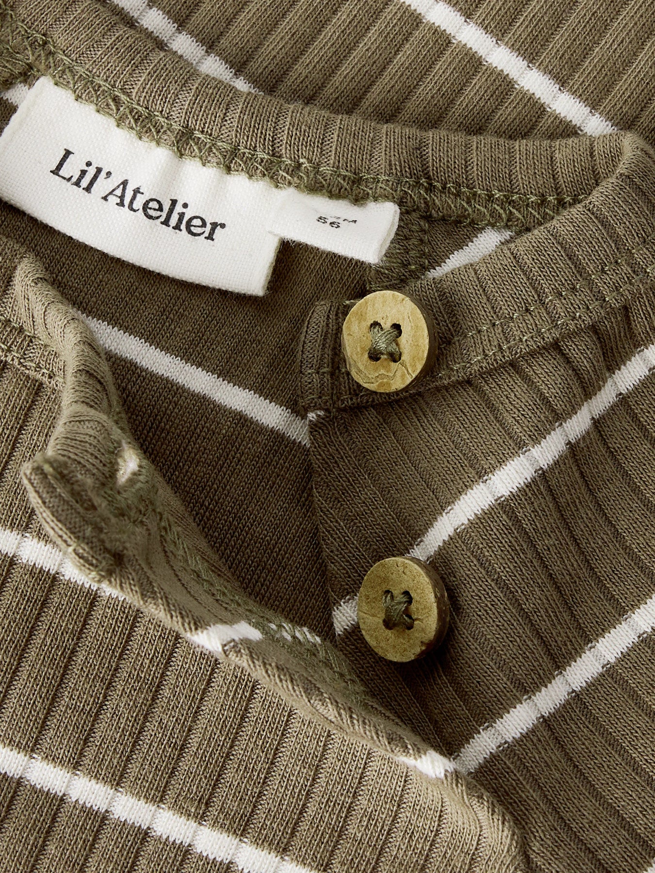 Brun och vit randig baby body till pojke. Ekologiska bebis kläder till nyfödd pojke, body suit från Lil 'Atelier.
NBMKAIL LS SLIM BODY LIL NOOS
13232014