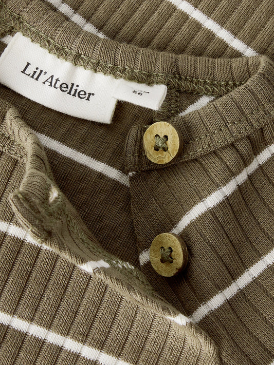 Brun och vit randig baby body till pojke. Ekologiska bebis kläder till nyfödd pojke, body suit från Lil 'Atelier.
NBMKAIL LS SLIM BODY LIL NOOS
13232014