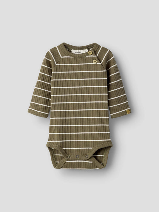 Brun och vit randig baby body till pojke. Ekologiska bebis kläder till nyfödd pojke, body suit från Lil 'Atelier.
NBMKAIL LS SLIM BODY LIL NOOS
13232014
