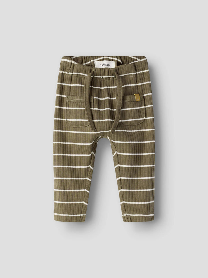 Randig brun och vit baby byxa till bebis pojke. Bebis byxa, ekologiska barnkläder till nyfödd pojke från Lil 'Atelier.
NBMKAIL REG PANT LIL NOOS
13232016