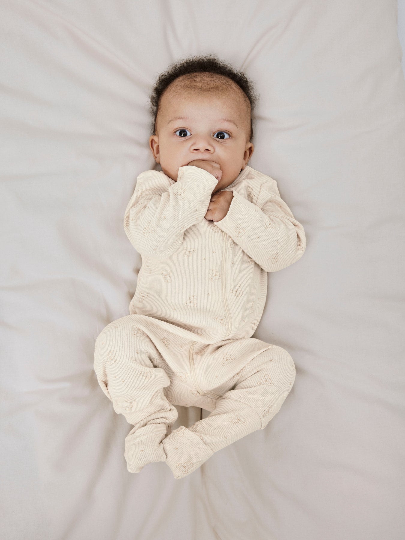 Ribbad baby pyjamas till nyfödd bebis flicka och pojke. Ekologisk baby pyjamas med dragkedja mönstrad med koala björnar. Pyjamas med valbar fot, så du väljer själv om du vill ge din baby pojke och bebis flicka pyjamas med fot eller utan fot.
NBNNIGHTSUIT ZIP FF RAINY KOALA NOOS
13232747