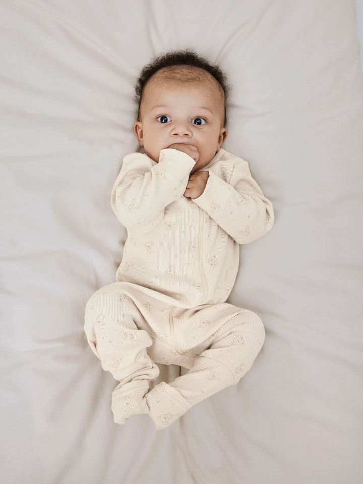 Ribbad baby pyjamas till nyfödd bebis flicka och pojke. Ekologisk baby pyjamas med dragkedja mönstrad med koala björnar. Pyjamas med valbar fot, så du väljer själv om du vill ge din baby pojke och bebis flicka pyjamas med fot eller utan fot.
NBNNIGHTSUIT ZIP FF RAINY KOALA NOOS
13232747