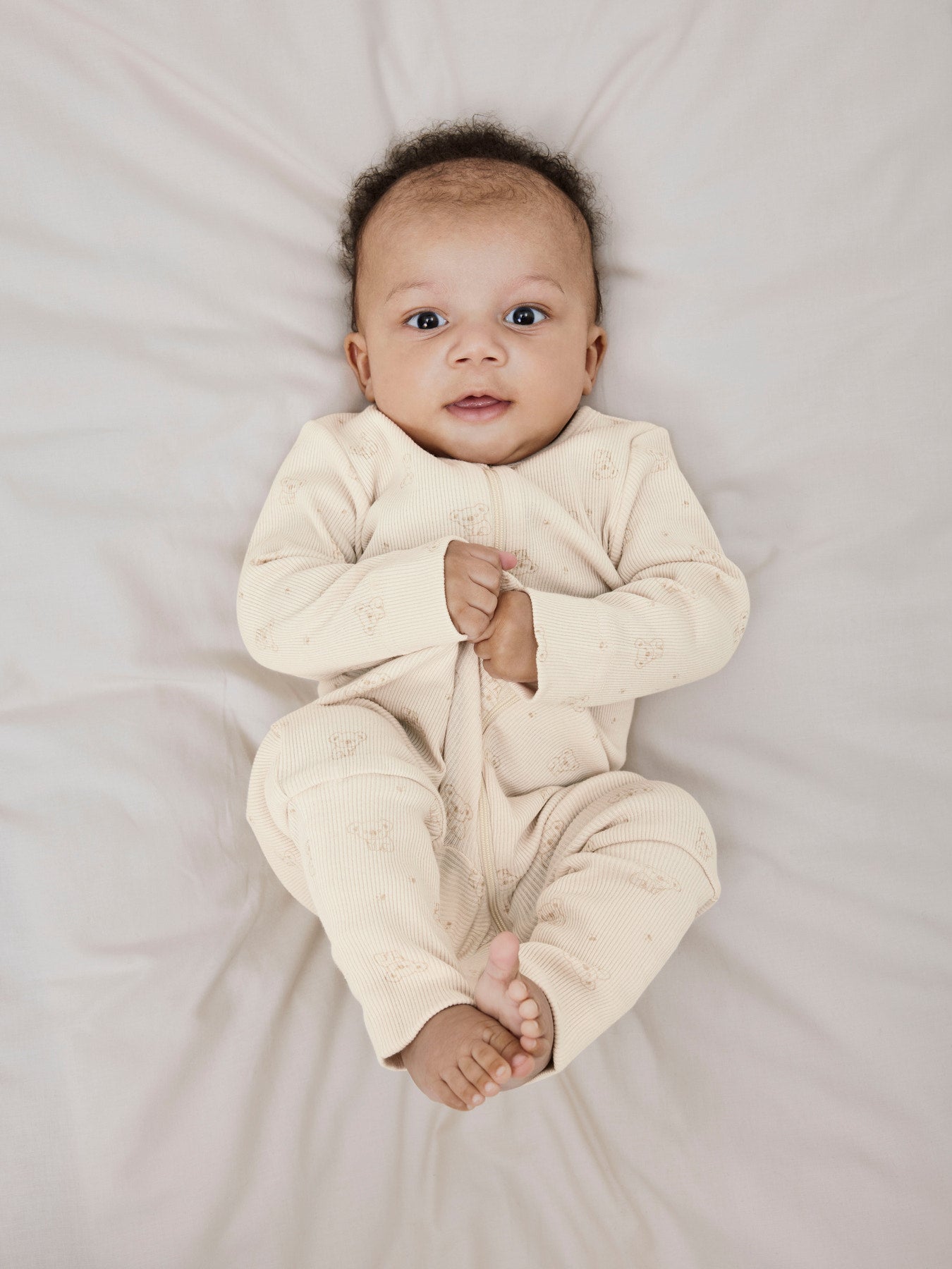 Ribbad baby pyjamas till nyfödd bebis flicka och pojke. Ekologisk baby pyjamas med dragkedja mönstrad med koala björnar. Pyjamas med valbar fot, så du väljer själv om du vill ge din baby pojke och bebis flicka pyjamas med fot eller utan fot.
NBNNIGHTSUIT ZIP FF RAINY KOALA NOOS
13232747