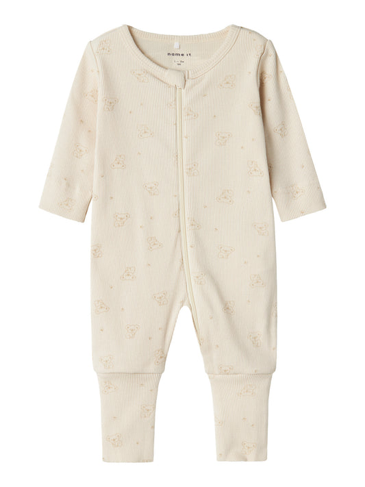 Ribbad baby pyjamas till nyfödd bebis flicka och pojke. Ekologisk baby pyjamas med dragkedja mönstrad med koala björnar. Pyjamas med valbar fot, så du väljer själv om du vill ge din baby pojke och bebis flicka pyjamas med fot eller utan fot.
NBNNIGHTSUIT ZIP FF RAINY KOALA NOOS
13232747