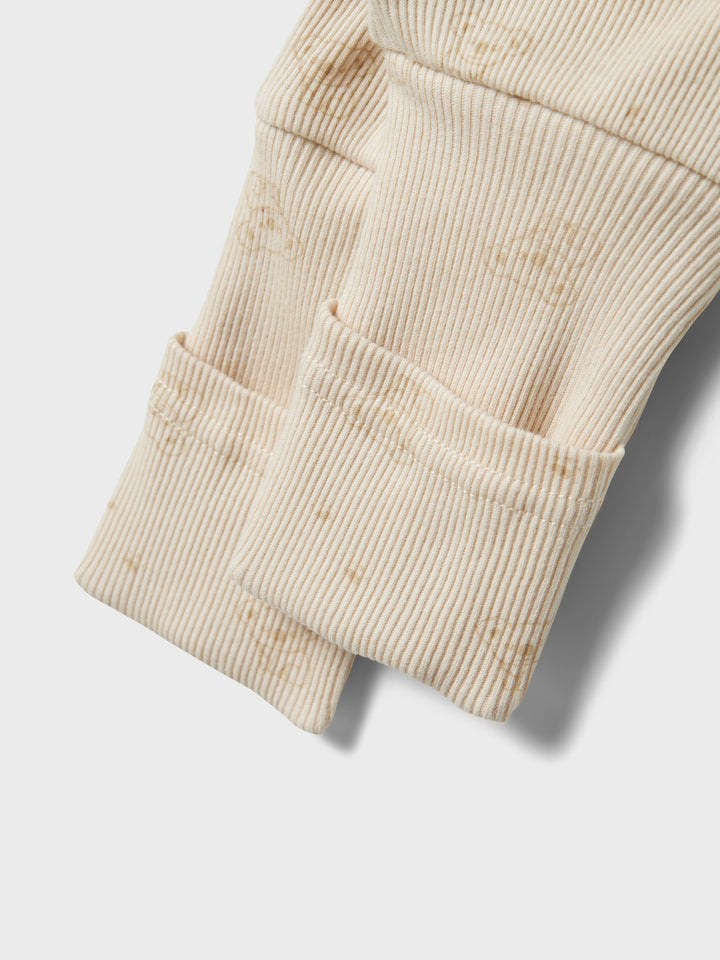 Ribbad baby pyjamas till nyfödd bebis flicka och pojke. Ekologisk baby pyjamas med dragkedja mönstrad med koala björnar. Pyjamas med valbar fot, så du väljer själv om du vill ge din baby pojke och bebis flicka pyjamas med fot eller utan fot.
NBNNIGHTSUIT ZIP FF RAINY KOALA NOOS
13232747