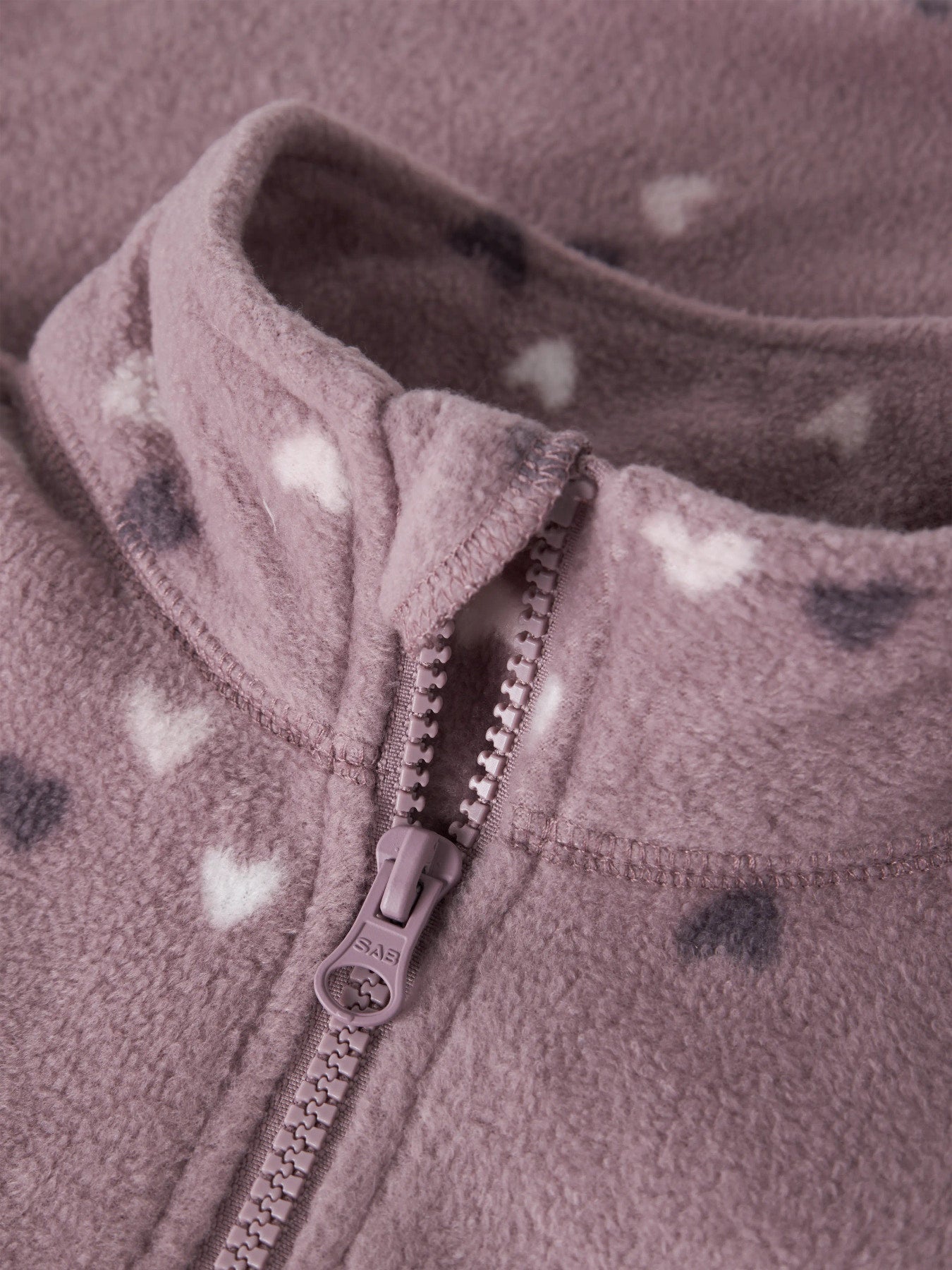 Name It Spektra fleeceset i Dusty Mauve med hjärtmönster för mini flicka.