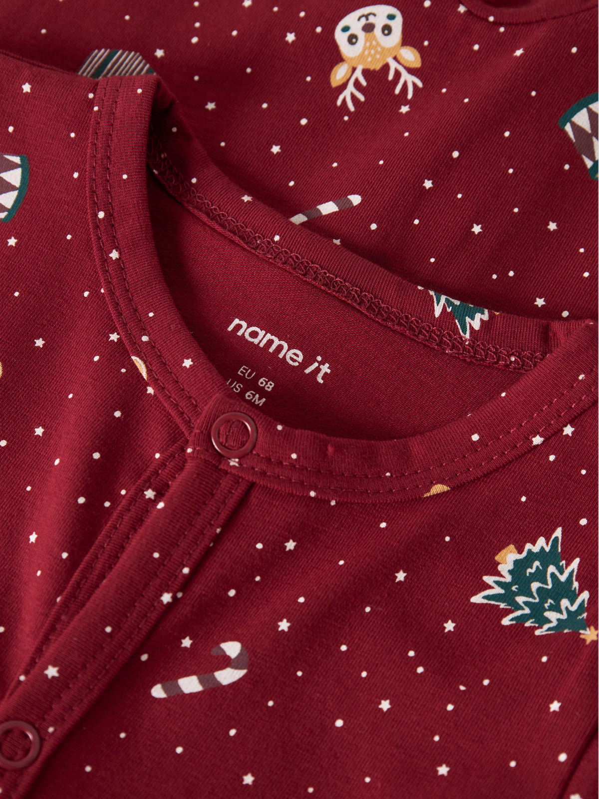 Name It Vismas röd julpyjamas för baby med julmotiv och tryckknappar